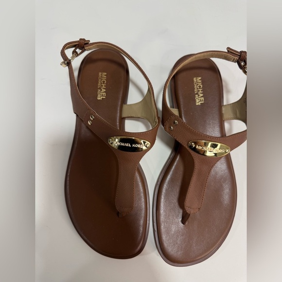 MICHAEL Michael Kors
Women's MK Plate Flat Thong Sandals 7.5 - Picture 4 of 6